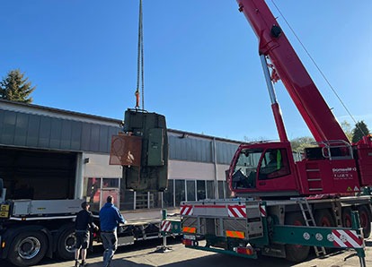 Baumaschinenservice — Mobilkran beim Hub