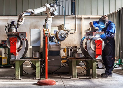Industriemontage — Schweißarbeiten in Werkhalle
