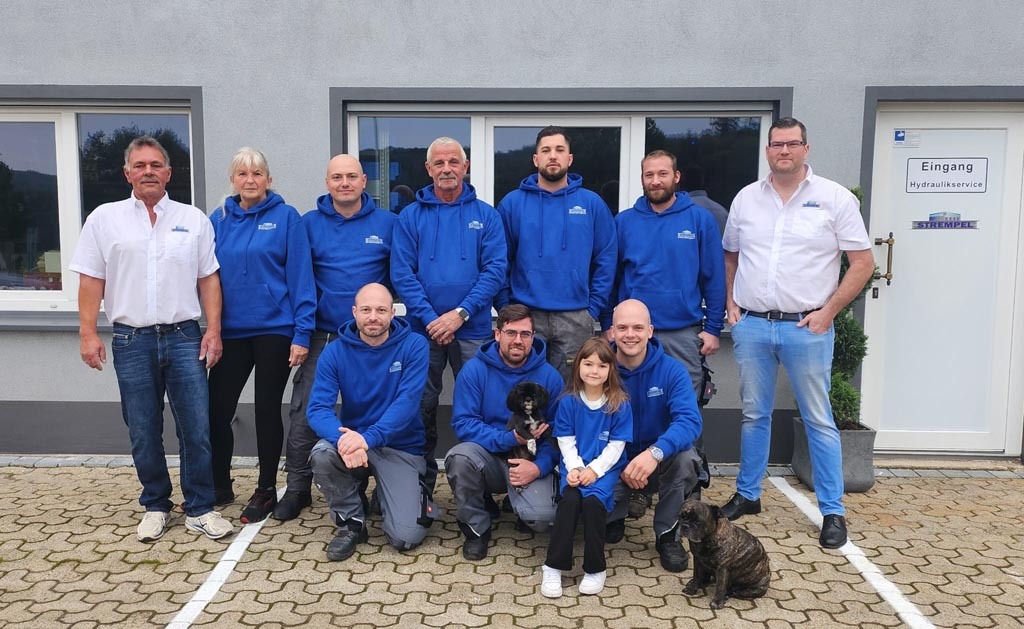 Das Team von Strempel Fahrzeugbau vor der Werkstatt